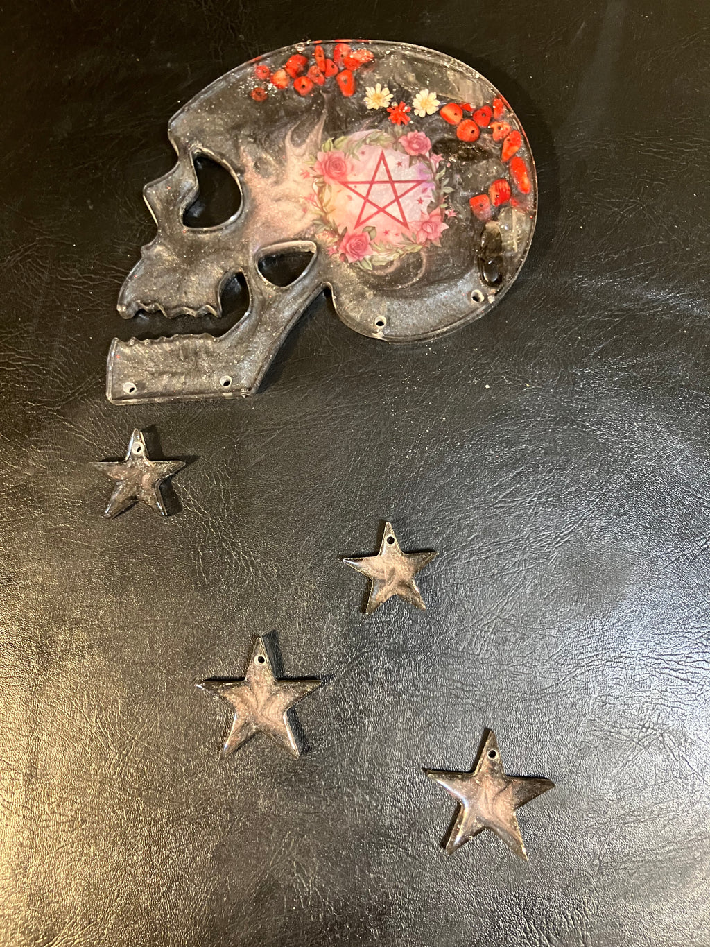 New witchy skull 💀 wall hangings