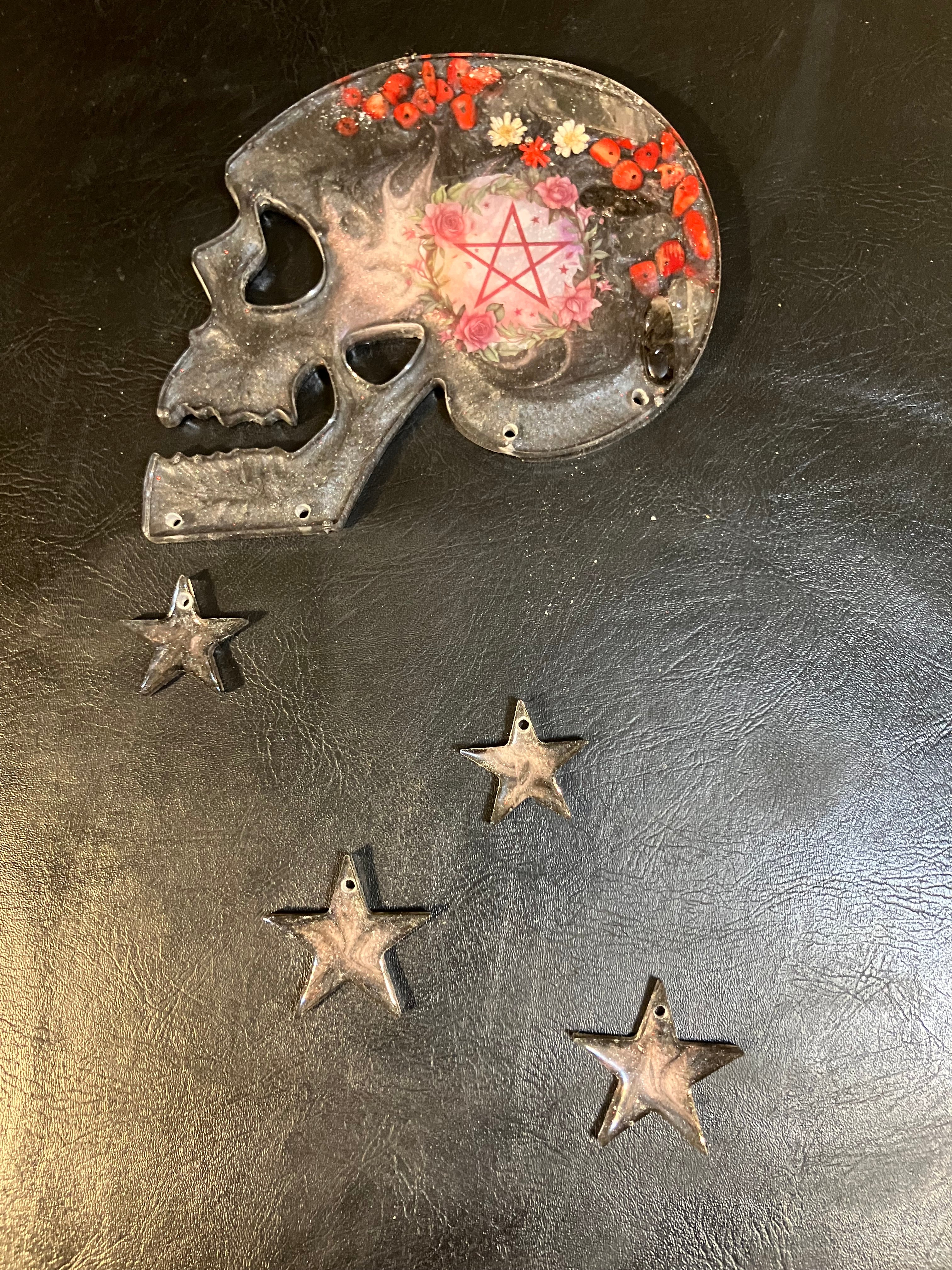 New witchy skull 💀 wall hangings